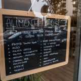 Come illustrato da una lavagna all�esterno questo � un negozio di alimentari
